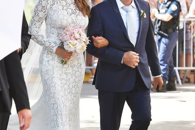 <p>Karine Ferri et son père le jour de son mariage à l'église de La Motte (Var) le 9 juin 2019</p>