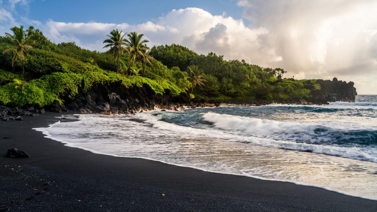 waianapanapa beach 2