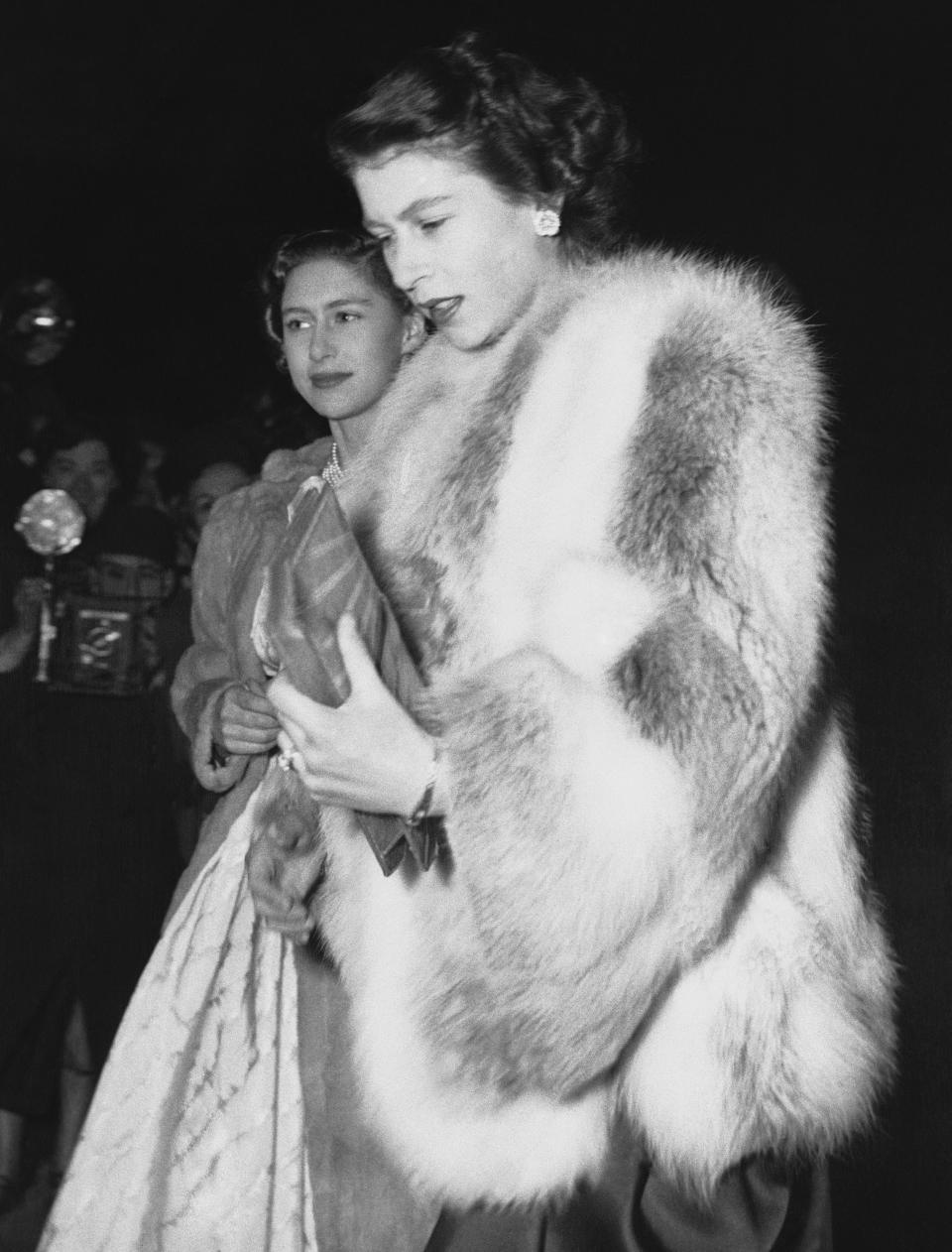 <p>Sem o peso da coroa ainda, as princesas Elizabeth e Margaret deixando um cassino de Londres em 1949 (Foto: Getty Images)</p> 