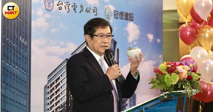 台灣電力公司董事長楊偉甫表示，台電與冠德有許多相似之處，都相當看重循環經濟、環境永續等社會企業責任，因此兩家公司的文創團隊「台電文創」與「小智研發」合力製作再生容器多肉盆栽，他向大家展示，「這是用台電煤灰加上寶特瓶壓製而成的花器。」（圖／馬景平攝）