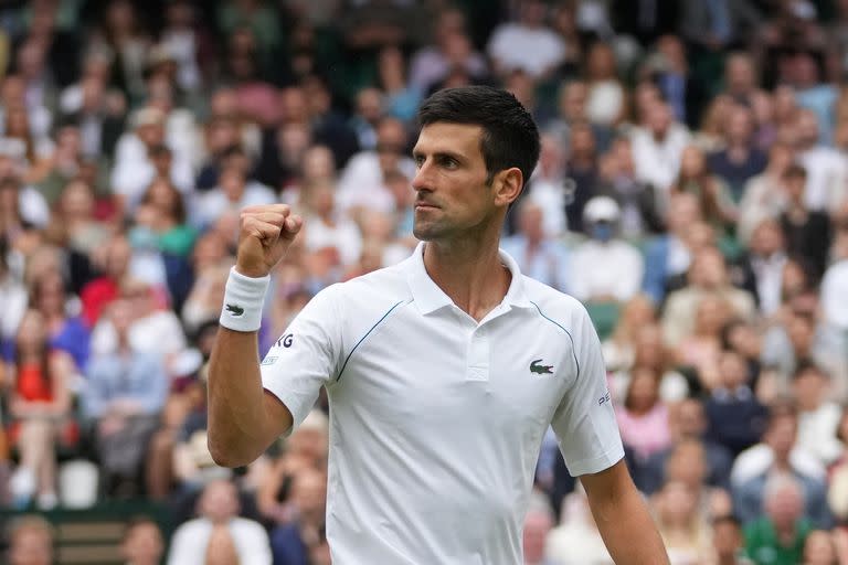 Una imagen repetida: Novak Djokovic celebra, en este caso, el triunfo sobre Denis Shapovalov, que le sirve para alcanzar la final de Wimbledon y quedar a un paso del récord de 20 coronas en el nivel de Grand Slam.