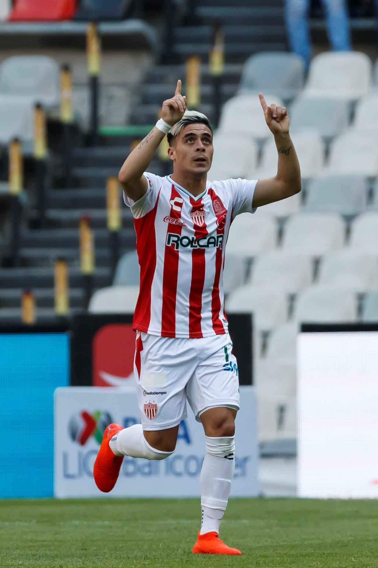 El jugador de Necaxa, Brian Fernández, celebra un gol contra Cruz Azul, en el partido de la jornada nueve del Torneo Clausura 2019 celebrado en el Estadio Azteca, en Ciudad de México. / Foto: EFE