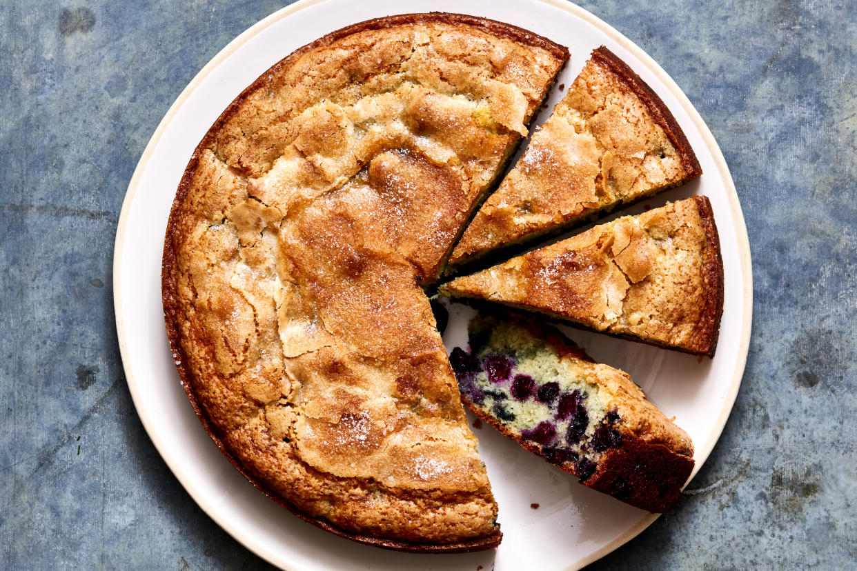 Pastel de bayas y suero de mantequilla en Nueva York, el 13 de mayo de 2020. Estilista de alimentos: Yossy Arefi. (Yossy Arefi/The New York Times)