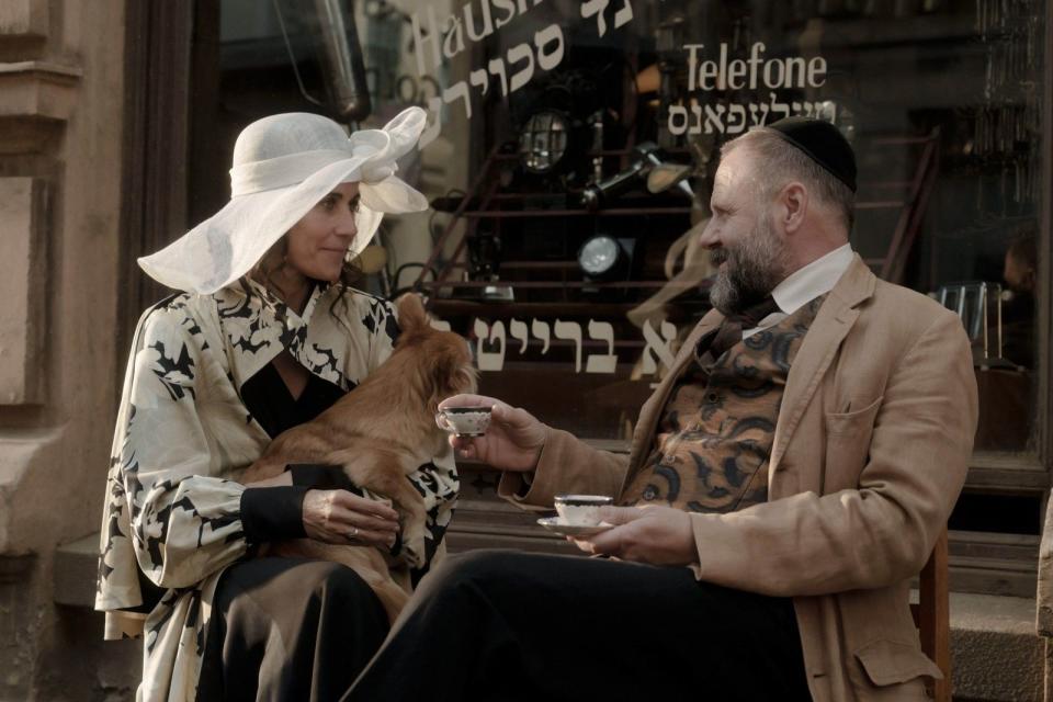 Alice Grünberg (Nina Kunzendorf) und Carl Goldmann (Samuel Finzi) kennen sich schon lange.  (Bild: RTL / Stefan Erhard)