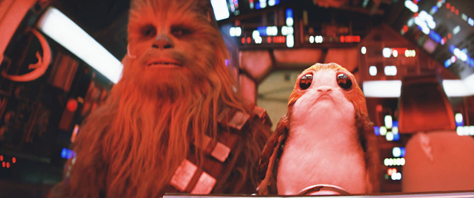 <p>Das Internet liebt sie bereits und das zurecht: Die putzigen Porgs (links) feiern in ‘Die letzten Jedi’ ihre Premiere. Die munteren Gesellen stammen vom Planeten Ahch-To, auf dem Luke sein Exil verbringt. Die Tatsache, dass ein Porg zusammen mit Chewbacca im Cockpit des Millennium Falken sitzt, lässt darauf schließen, dass Chewie auf Luke trifft. </p>