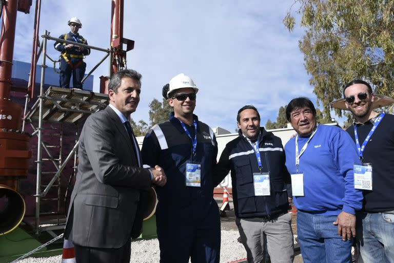 Sergio Massa en Neuquén, con trabajadores de TGS