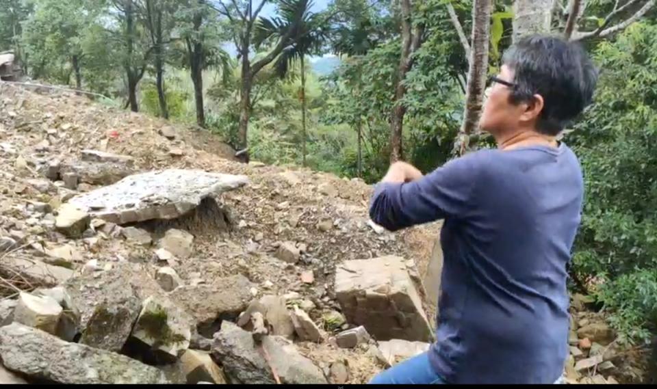 颱風米克拉從台灣擦邊而過，台東太麻里鄉這2天累積雨量超過400毫米，11日上午金針山一民宅後方邊坡滑動，導致1民宅地基遭掏空，屋主緊急撤離。（照片民 眾提供） 