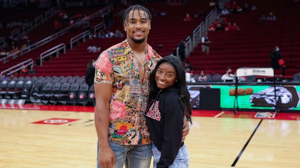 PHOTO: Simone Biles and Jonathan Owens attend a game between the Houston Rockets and the Los Angeles Lakers, Dec. 28, 2021, in Houston. (Carmen Mandato/Getty Images)