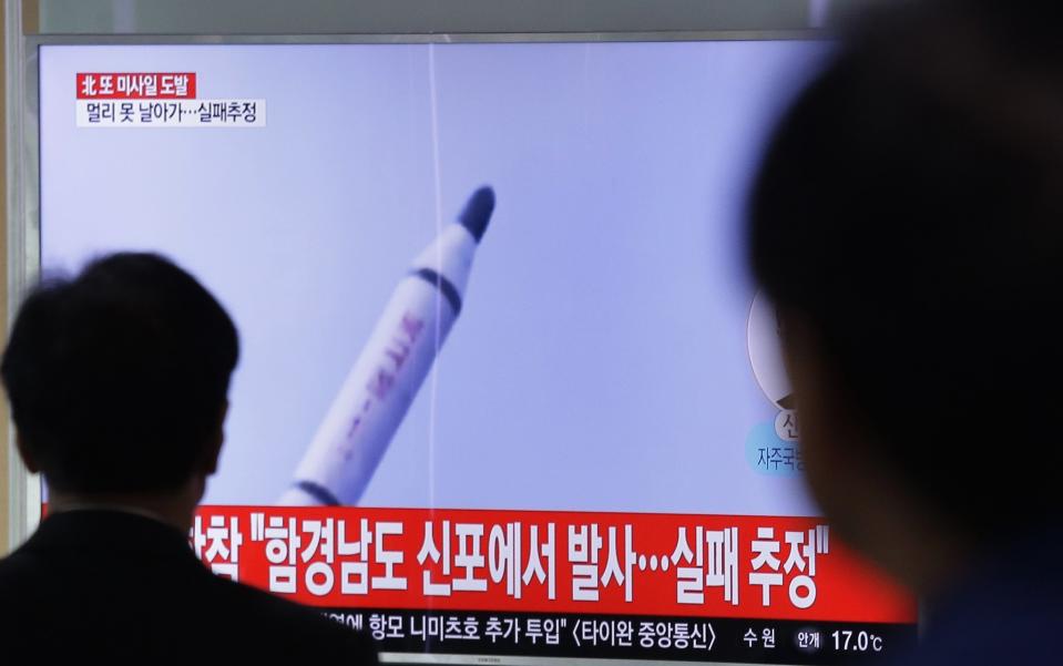 Dos personas observan en televisión tomas de archivo de un misil balístico norcoreano en la Estación Ferroviaria de Seúl, Corea del Sur, el domingo 16 de abril de 2017. Un misil norcoreano estalló al ser lanzado el domingo desde la costa este del país, informaron funcionarios estadounidenses y surcoreanos. El letrero en la pantalla dice: “Fracasa intento de Corea del Norte de lanzar misil”. (AP Foto/Ahn Young-joon)