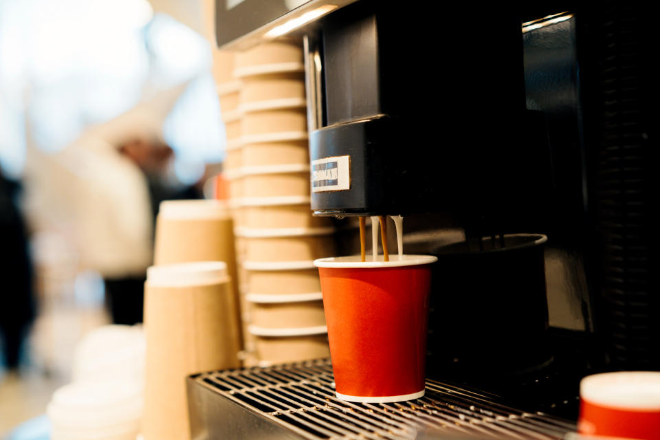 日本超商以自助式咖啡機為主流，顧客偷偷「升級」的情況屢見不鮮。（示意圖／Getty Images）