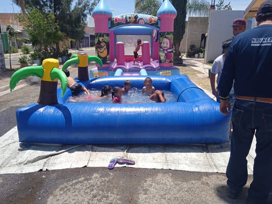 Fotografía de alberquita multada por desperdiciar el agua en el operativo llevado a cabo en Tlajomulco, Jalisco. | Imagen publicada en Twitter por Salvador, alcalde de la localidad.