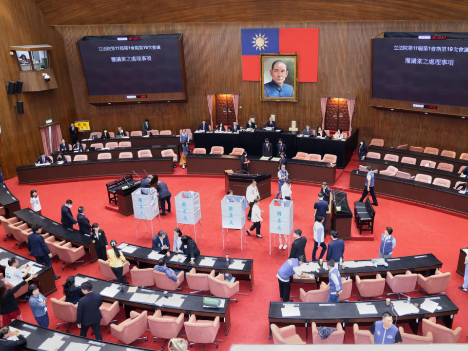 ▲立法院院會就行政院所提覆議案進行記名投票表決。劉咸昌攝影