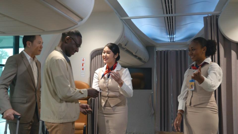 Flight attendants greet boarding passengers. sorapop – stock.adobe.com