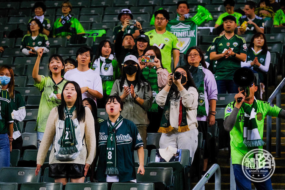 Nearly a hundred fans from all over Jeonbuk were present.