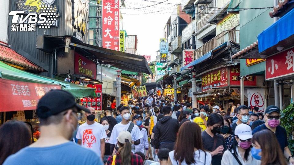 年假爽放10天，各地都塞滿人潮。（示意圖／shutterstock達志影像）