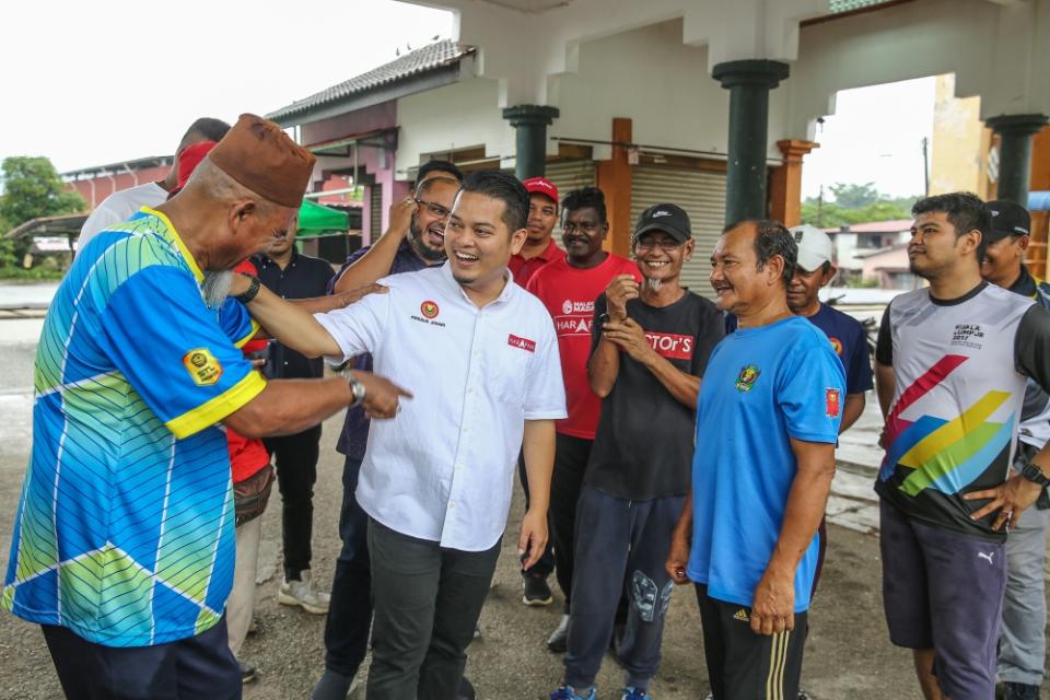 Pakatan Harapan Gurun candidate Firdaus Johari greeting members of the local community during his campaign at Jeniang in Kedah, August 8, 2023. — Picture by Yusof Mat Isa