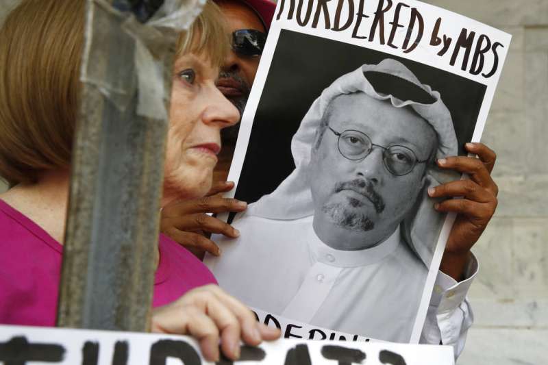 沙烏地阿拉伯記者哈紹吉（Jamal Khashoggi）2日起失蹤，抗議民眾指控沙國王儲穆罕默德下令殺害哈紹吉。（AP）