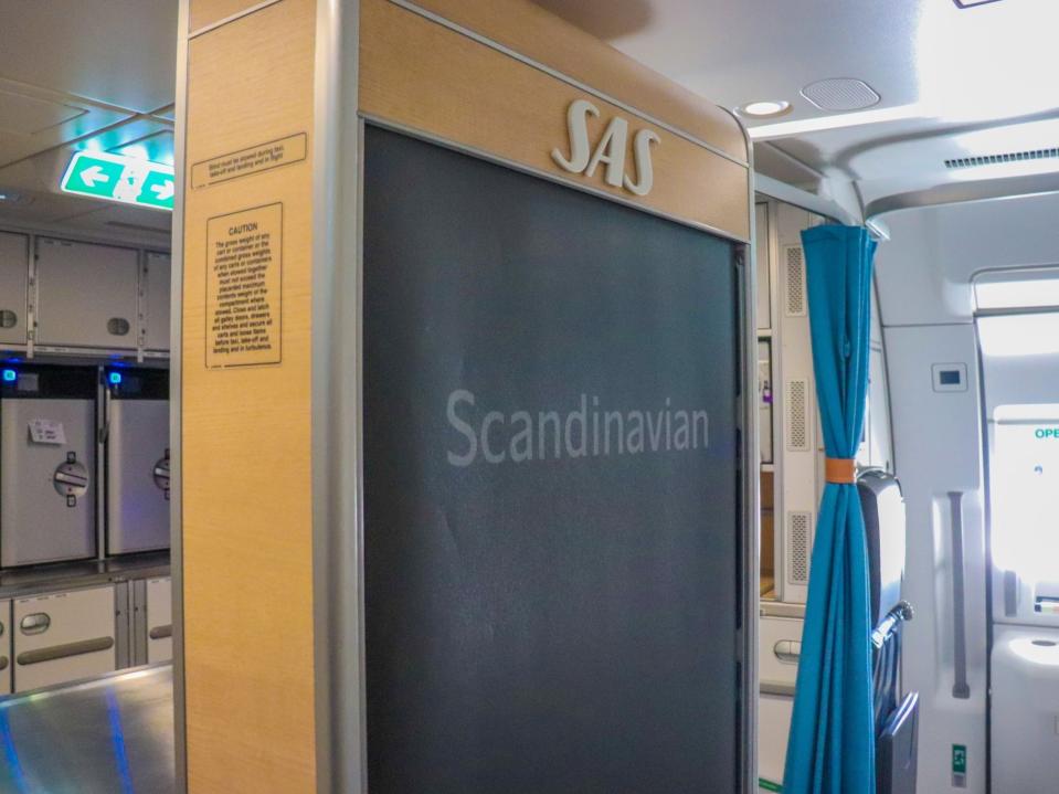 Economy class onboard SAS Scandinavian Airlines' Airbus A350-900 XWB - SAS Scandinavian Airlines Airbus A350-900 XWB Tour