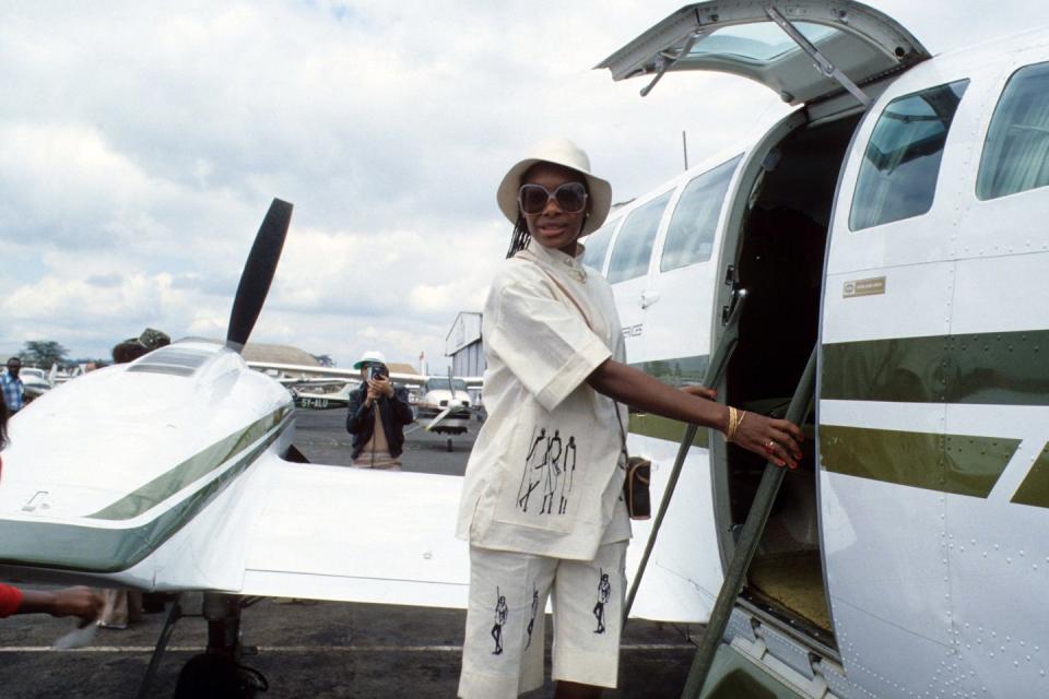 <p>British model Maizie Williams boards a small plane in Nairobi, Kenya in 1978 in a chic linen suit and matching hat. </p>