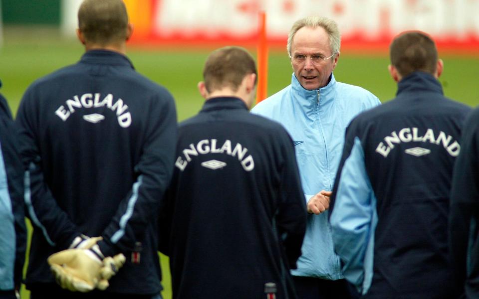 Sven-Goran Eriksson talks to his England players at the 2022 World Cup in Japan