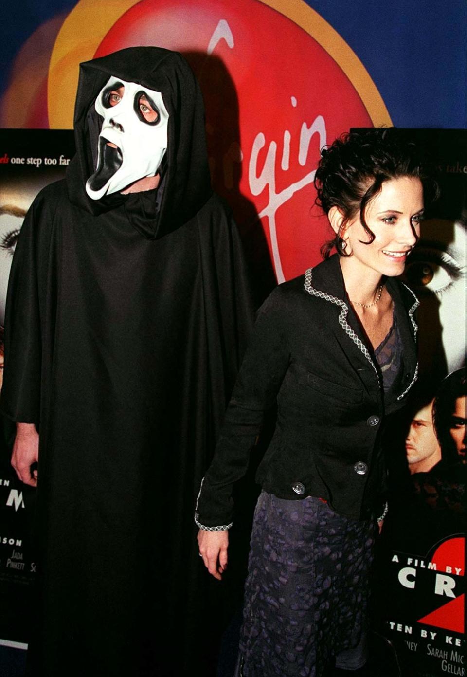 PA NEWS PHOTO 3/4/98 FRIENDS STAR, AMERICAN ACTRESS, Courteney Cox ATTENDS THE PREMIERE OF HER NEW FILM, "SCREAM 2" AT THE VIRGIN CINEMA, FULHAM ROAD, LONDON