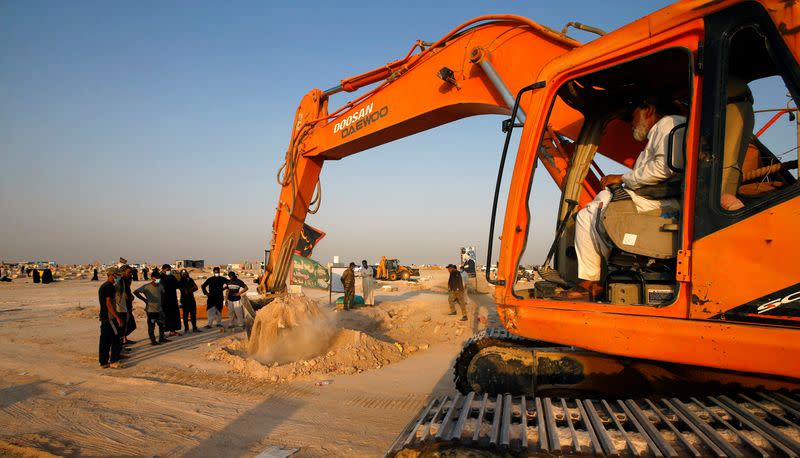 Iraqis flock to Najaf's COVID-19 cemetery to move their dead elsewhere