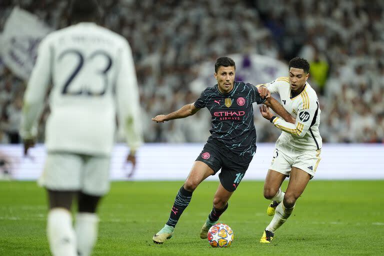 Rodri cubre la pelota, seguido por Bellingham