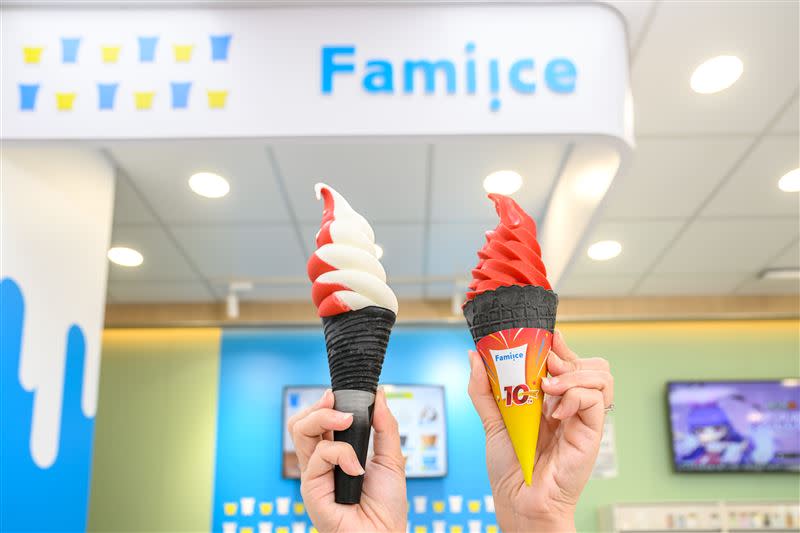 莓果霜淇淋搭配「黑色竹炭螺旋餅皮」超吸睛，還有「Fami!ce繽菓聖代」限店販售！（圖／全家提供）