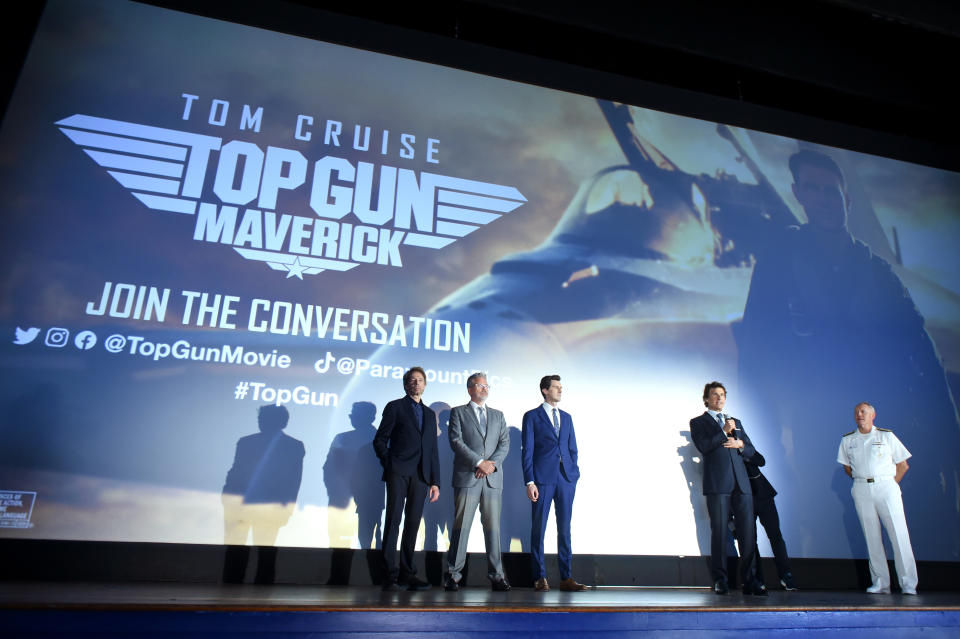 (Derecha a Izquierda) Jerry Bruckheimer, Christopher McQuarrie, Joseph Kosinski, Tom Cruise, Commander, Naval Air Forces/Commander, Naval Air Force, U.S. Pacific Fleet Vice Admiral Kenneth Whitesell en San Diego, California. (Photo by Vivien Killilea/Getty Images Paramount Pictures)