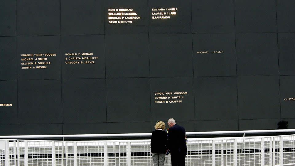 Die Frau des Columbia-Kommandanten Rick D. Husband, Evelyn Husband (links), und der damalige stellvertretende NASA-Administrator Bill Readdy legten am 28. Oktober 2003 im Astronautendenkmal des Kennedy Space Center während einer Einweihungsfeier für die Besatzung der Columbia (oben) einen Kranz nieder.  -Bruce Weaver/AFP/Getty Images