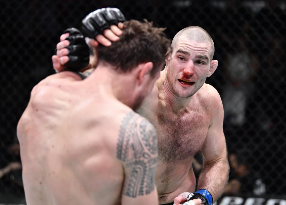 LAS VEGAS, NEVADA - 05 DE FEBRERO: (RL) Sean Strickland golpea a Jack Hermansson de Suecia en su pelea de peso mediano durante el evento UFC Fight Night en UFC APEX el 05 de febrero de 2022 en Las Vegas, Nevada.  (Foto de Chris Unger/Zuffa LLC)