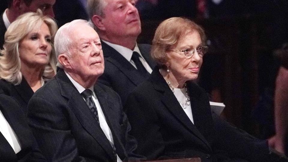 Jimmy Carter y su esposa Rosalynn Carter adelante y Jill Biden y Al Gore detrás en el funeral del expresidente George H.W. Bush en la Catedral Nacional en Washington D.C. en 2018.