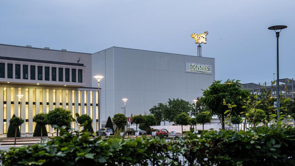 Der Tönnies-Schlachtbetrieb in Rheda-Wiedenbrück. Forscher haben einen möglichen Corona-Superspreader in der Rinderzerlegung des Betriebs ausgemacht.