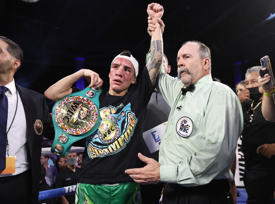 Óscar Valdez unificará su faja mundial CMB contra el campeón de la AMB, el norteamericano Shakur Stevenson. Es el boxeador más destacado del equipo de entrenamiento del Canelo Álvarez  (Foto: Mikey Williams/Top Rank Inc via Getty Images)