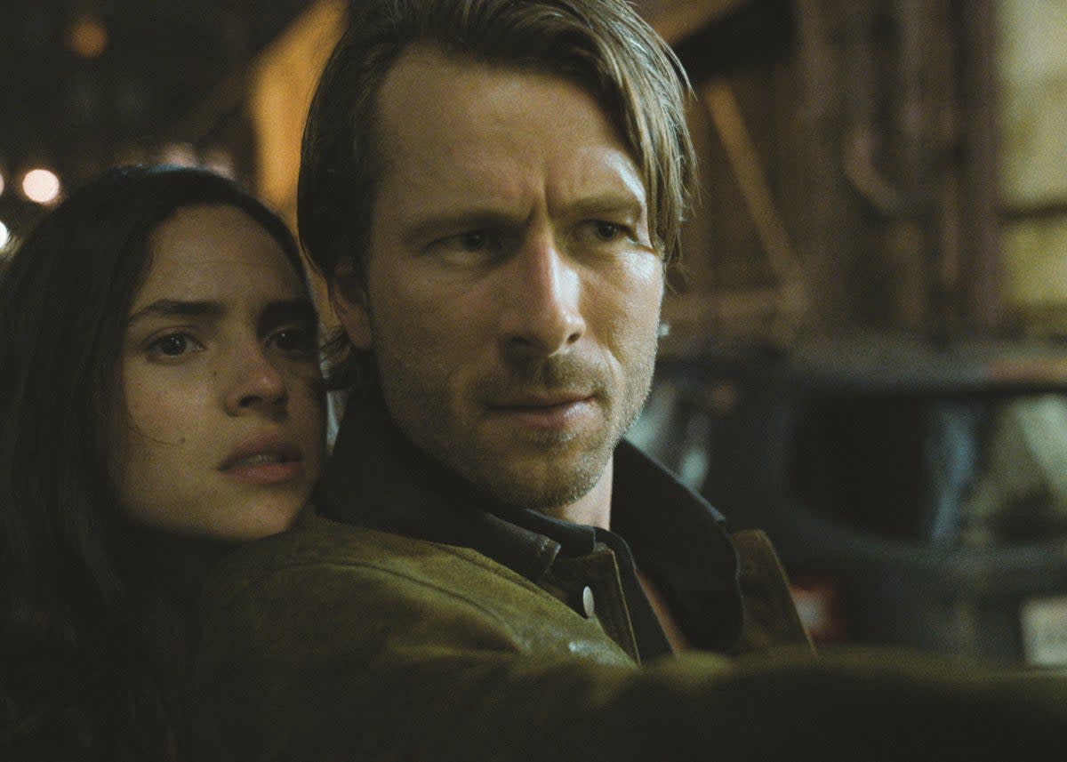 Adria Arjona and Glen Powell in Hit Man ( )