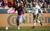 El atacante del Colorado Rapids, Diego Rubio, disputa el balón con el delantero del Portland Timbers, Dairon Asprilla, en la primera mitad del partido semifinal por la Conferencia Oeste de la MLS, el jueves 25 de noviembre de 2021, en Commerce City, Colorado. (AP Foto/David Zalubowski)