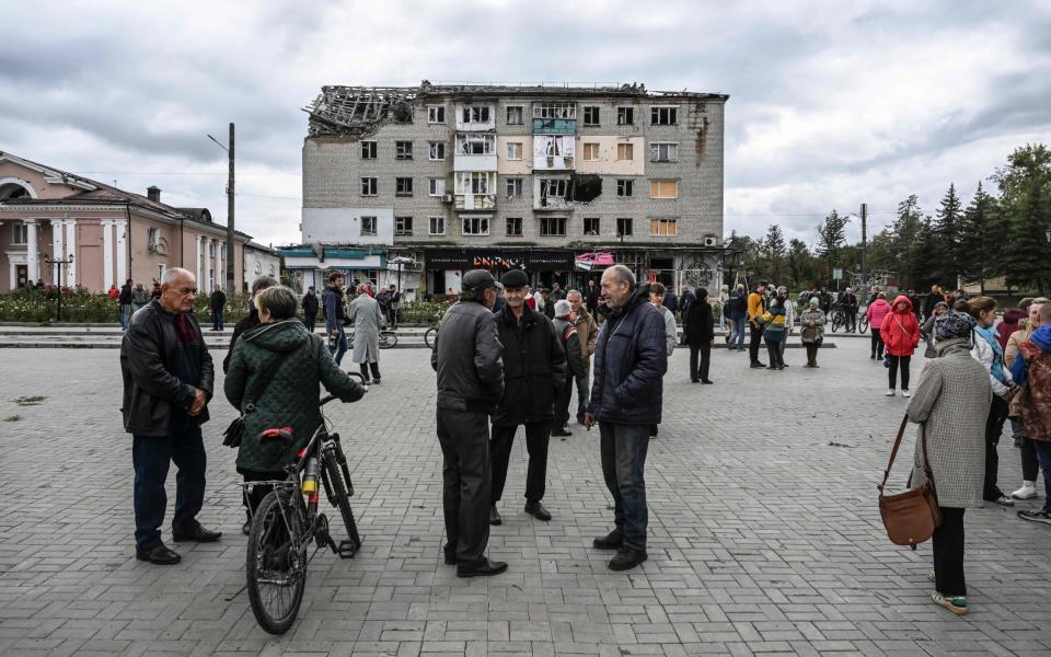 La gente se reúne en una plaza en Izyum después de ser liberados de las fuerzas rusas - JUAN BARRETO/AFP