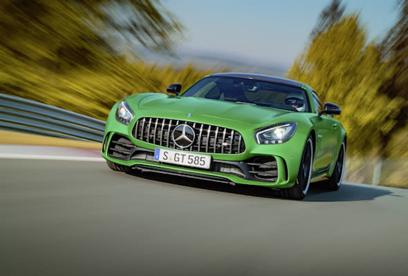 AMG GT R; 2016; Rennstrecke;  Exterrieur: AMG Green Hell magno; neuer AMG Panamericana Grill; Kraftstoffverbrauch kombiniert:  11,4 l/100 km, CO2-Emissionen kombiniert: 259 g/km AMG GT R; 2016; race track Exterior: AMG Green Hell magno, new AMG Panamericana radiator grille; Fuel consumption, combined:   11.4 l/100 km, CO2 emissions, combined:  259 g/km