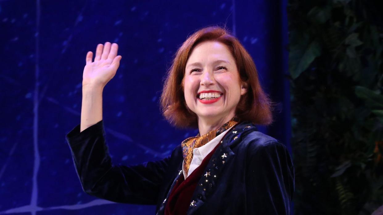 ellie kemper guest stars in peter pan goes wrong on broadway