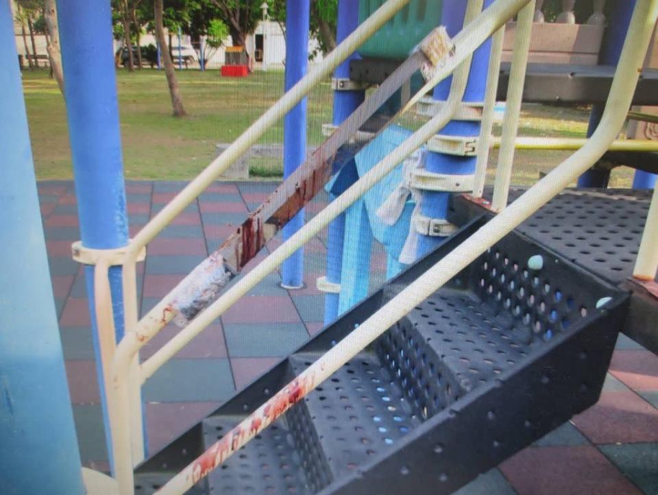 安南區頂安里頂美公園的兒童遊具手扶梯遭不明人士綁上西瓜刀。（民眾提供）