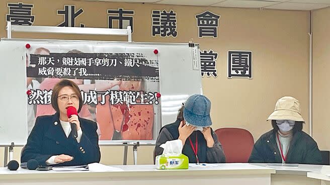 台北市議員林延鳳（左起）偕被霸凌C生媽媽和Z生媽媽舉行記者會，C生媽媽對於孩子被霸凌，感到震驚、自責、懊悔又無能為力，一度哽咽落淚。（劉彥宜攝）