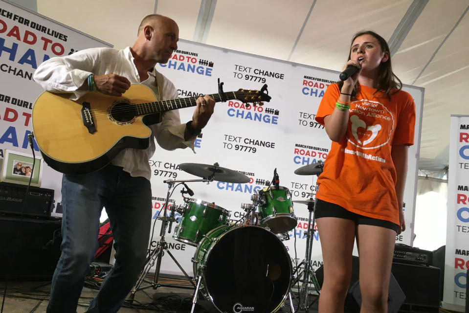 Mark and Natalie Barden perform at the March for Our Lives: Road to Change rally in Newtown, Conn. (Dylan Stableford/Yahoo News)