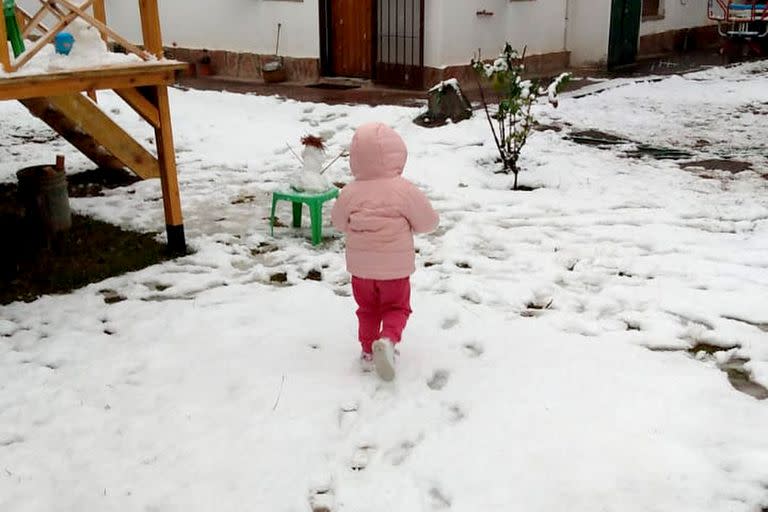 Una niña disfruta de la nieve en Río Ceballos