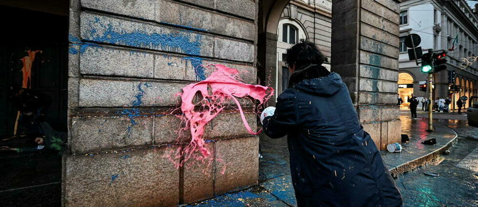 Les militants ont aspergé le célèbre opéra milanais avec de la peinture, alors que plusieurs dirigeants internationaux sont attendus pour un gala.  - Credit:PIERO CRUCIATTI / AFP