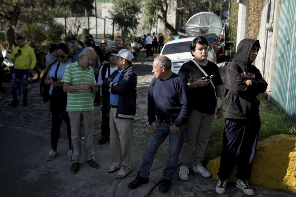 Los votantes hacen fila afuera de un colegio electoral durante las elecciones generales en la Ciudad de México, el domingo 2 de junio de 2024. (AP Foto/Eduardo Verdugo)