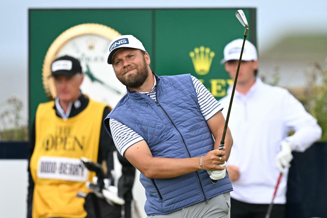 El inglés Daniel Brown observa su tiro con hierro desde el segundo tee durante su segunda ronda, el segundo día del 152º Abierto Británico en Royal Troon, en la costa suroeste de Escocia, el 19 de julio de 2024. (Foto de Paul Ellis/AFP) / Editorial limitada uso (Foto de Paul Ellis/AFP vía Getty Images)