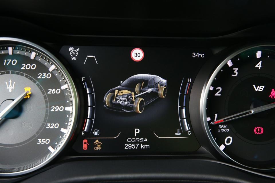 儀錶中央的數位資訊幕面積不大但功能齊全，包括切換行車模式時的車輛狀態變化都能清楚告知。