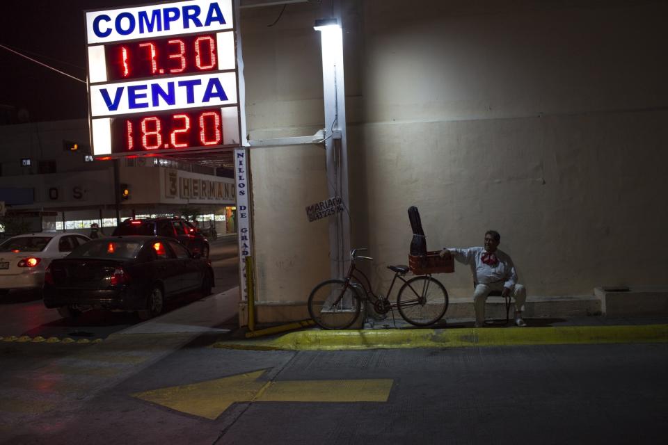 En esta foto del miércoles 24 de marzo de 2017, un músico se sienta en una silla en una calle muy reconocida, donde los mariachis se reúnen para ser contratados en Nuevo Laredo, México. (AP Foto/Rodrigo Abd))