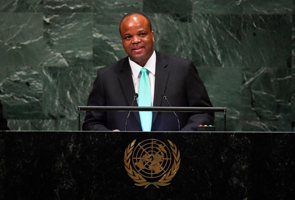 <p>Il Re Mswati III è a capo dello Swaziland, nel sud dell’Africa. La sua carica è ereditaria; il parlamento eletto dal popolo ha solo funzione consultiva. (foto: Getty Images) </p>