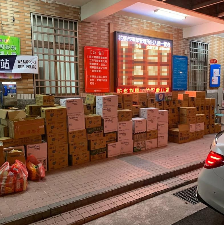 一箱一箱的水、飲料、餅乾等食物堆成一座小山放在殯儀館門口。（圖／翻攝自爆料公社公開版）